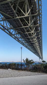 下から見た明石海峡大橋 下から見た明石海峡大橋の写真