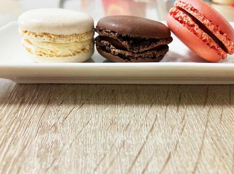 お皿にのった3個のマカロン マカロン,スイーツ,お菓子の写真素材