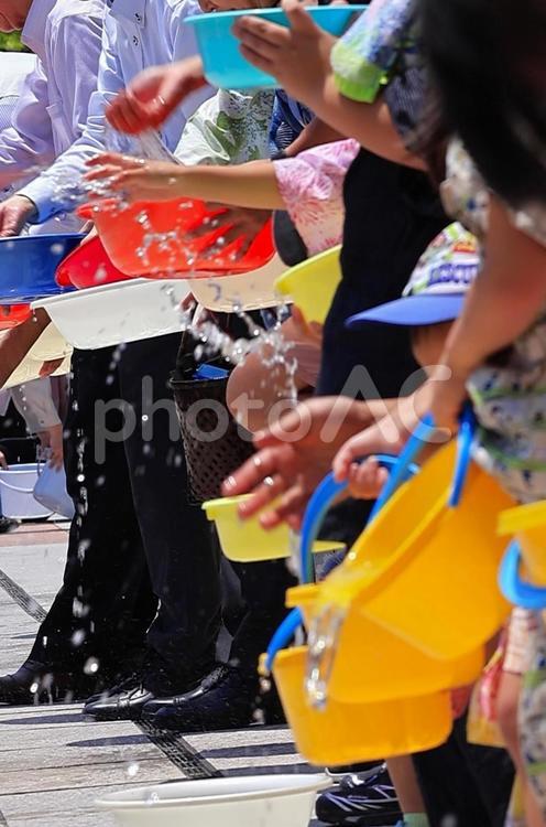 ７月下旬のサンポート高松の打ち水大作戦 打ち水,手,水の写真素材