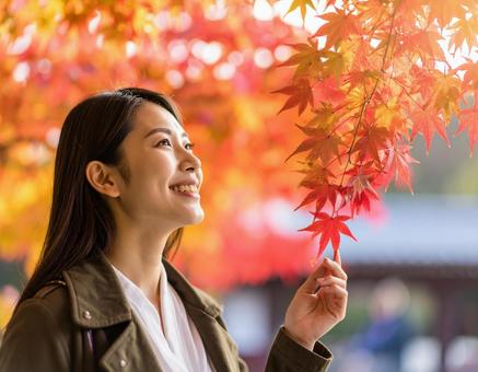 紅葉を楽しむ女性 秋のイベント 紅葉を楽しむ女性 秋のイベントの写真