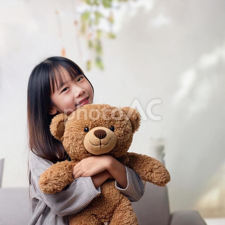 くまのぬいぐるみを持つ少女_3 人間,人,少女の写真素材