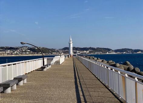 江ノ島堤防と湘南港灯台と青い空 神奈川県,藤沢市,湘南の写真素材