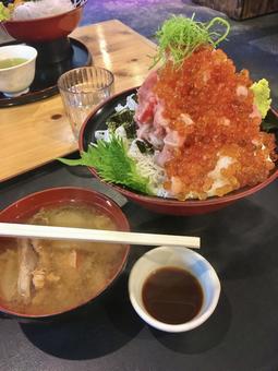 山盛りいくら丼と漁師汁 山盛りいくら丼と漁師汁 いくら丼,いくら,しらすの写真素材