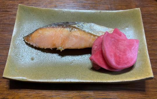 R7.11.18焼き銀鮭に赤かぶの酢漬け 夕食,焼き銀鮭,赤かぶの写真素材