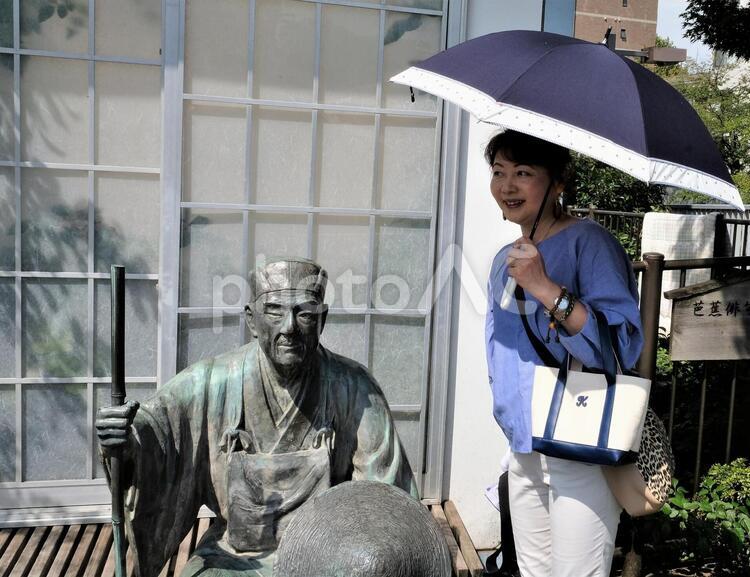 松尾芭蕉と現代女性 女性,松尾芭蕉,日傘の写真素材