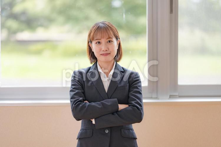 腕組みするビジネスウーマン ビジネスウーマン,女性,スーツの写真素材