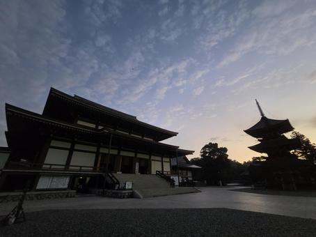 早朝の境内の写真