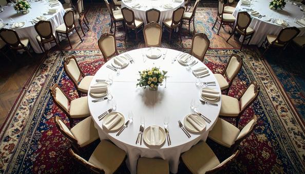 結婚式場のまだ食事が乗っていないテーブル 結婚式場のまだ食事が乗っていないテーブルの写真