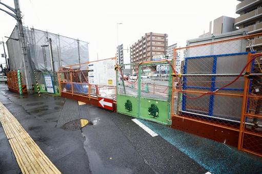 工事現場前　フェンス 報酬舗装,雨天,修繕工事の写真素材