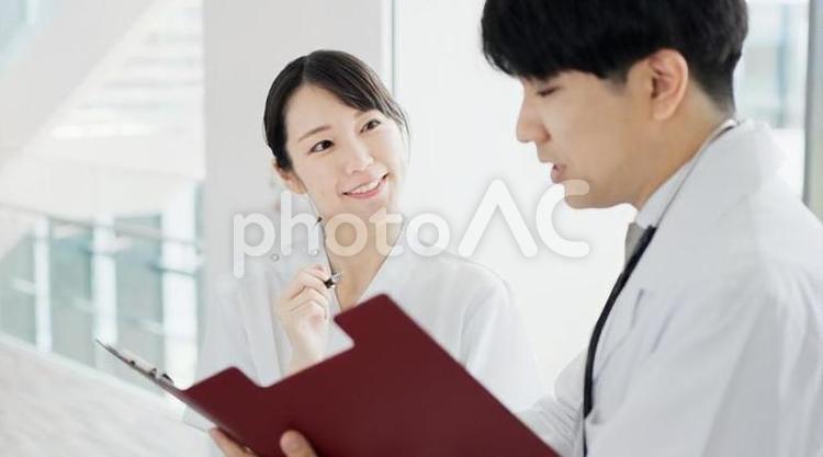 医療方針を話す医師と看護師 医師,医者,男性の写真素材