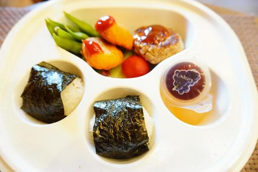 カフェのキッズプレート カフェのキッズプレート お子様ランチ,ランチプレート,おにぎりの写真素材