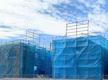青空の下で進む日本の住宅建設工事 住宅建設,住宅,新築の写真素材