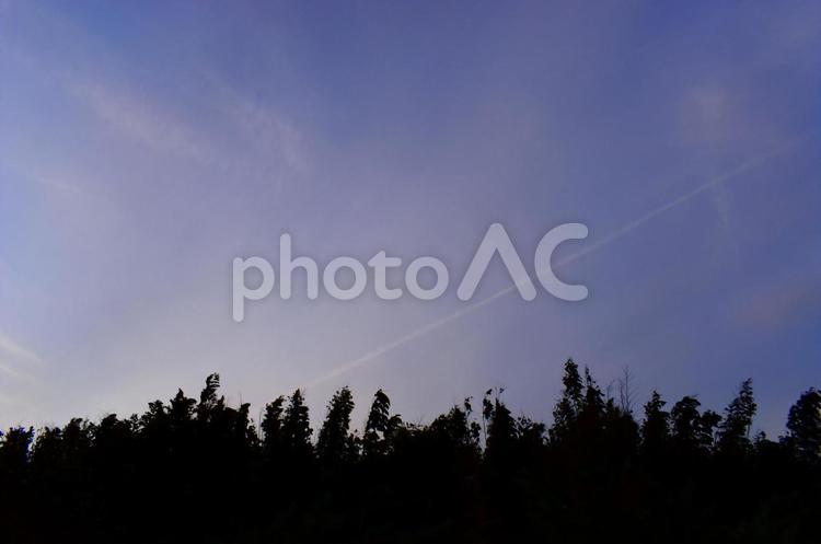 流れ星のような雲 雲,薄雲,夕空の写真素材