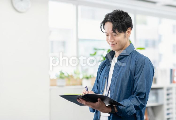 オフィスで仕事する若いビジネスマン ビジネス,若い,ビジネスマンの写真素材