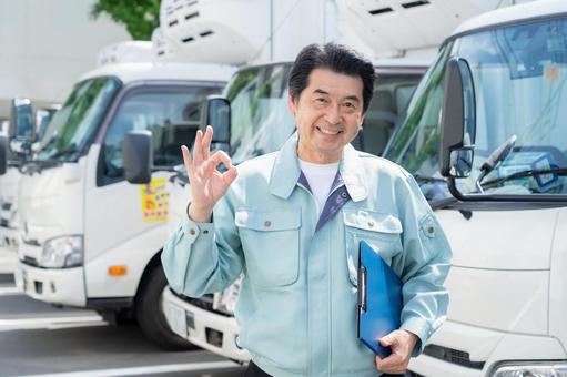 ミドルのトラックドライバー ミドルのトラックドライバー ドライバー,トラック,運転手の写真素材