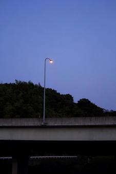 外灯と高速道路 外灯と高速道路の写真
