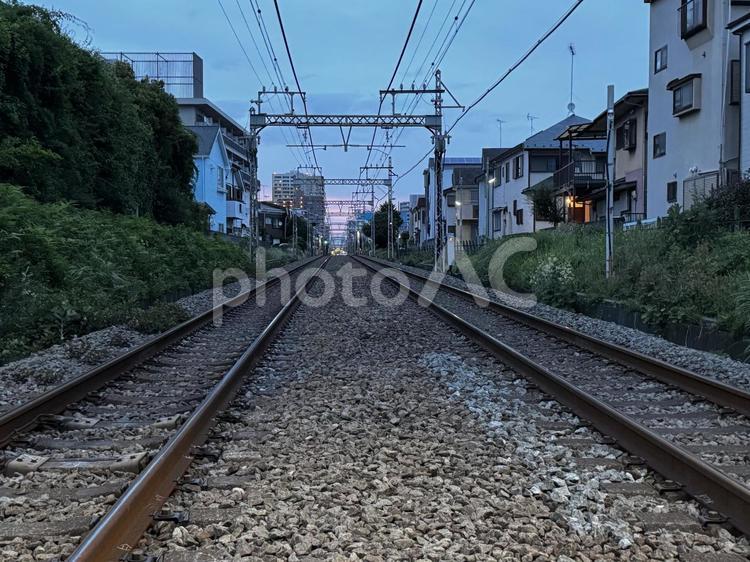 踏切内から見た線路2 車道,帰り道,帰宅の写真素材