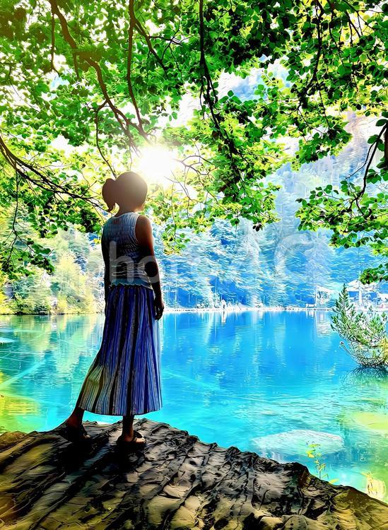 青と緑に包まれる湖畔 湖,湖畔,女性の写真素材