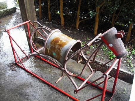 赤い鉄骨の馬型遊具 公園,遊具,廃墟の写真素材