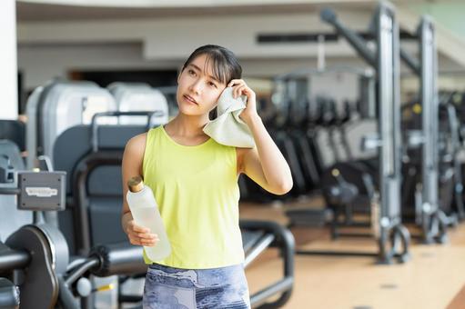 ジムでトレーニングする若い女性 ジム,フィットネス,トレーニングの写真素材