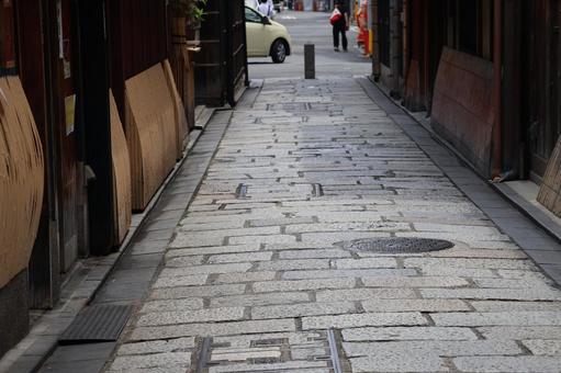 日本家屋の間に石畳の路地のある街並み 日本家屋の間に石畳の路地のある街並み 日本家屋,間,石畳の写真素材