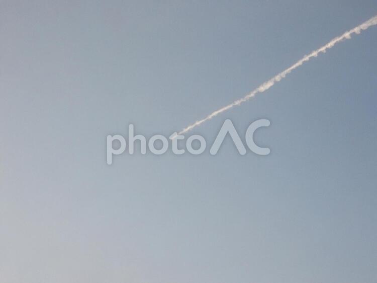 曇り空と飛行機雲（横画） 曇り空,曇り,ひこうき雲の写真素材