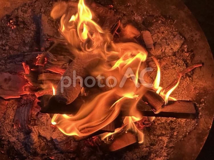 焚き火を真上から撮影 焚き火,たき火,キャンプの写真素材