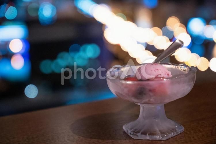 夜景とアイスクリーム アイスクリーム,あいすくりーむ,夜景の写真素材