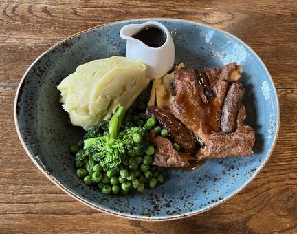 英国料理 トードインザホール 英国料理 トードインザホール トードインザホール,ソーセージ,マッシュポテトの写真素材