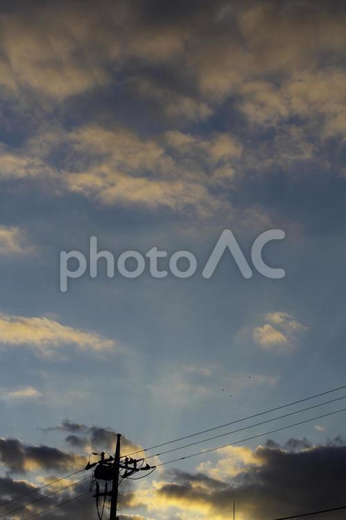 反薄明光線の空 反薄明光線,裏後光,日の出の写真素材