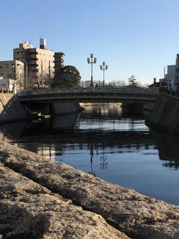 川と街灯と橋 川と街灯と橋の写真