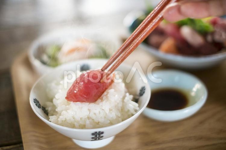 お刺身定食のまぐろをごはんに乗せる お刺身定食,刺身定食,刺身の写真素材