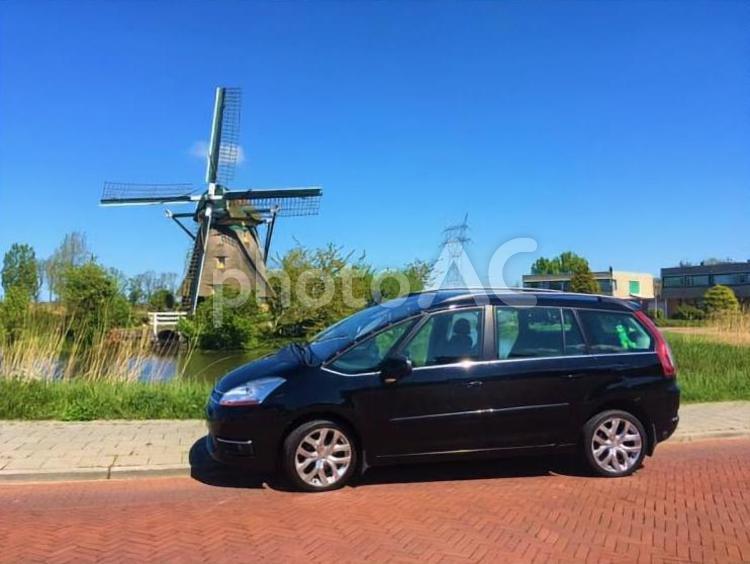 オランダ　風車と車 車,バン,ワゴンの写真素材