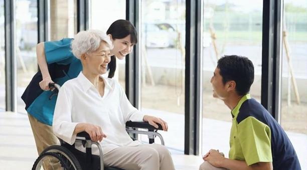 介護施設で挨拶をする高齢者と介護士 介護施設で挨拶をする高齢者と介護士 介護士,介護施設,挨拶の写真素材