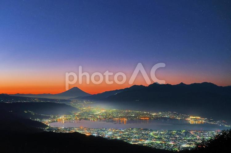 高ボッチ山からみる富士山の夜明けと諏訪湖の夜景 自然,夜明け,日の出の写真素材