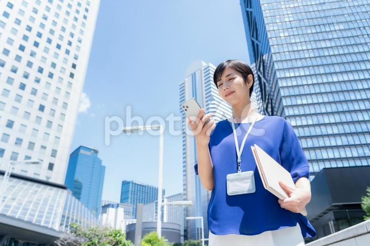 オフィス街で働く若いビジネスウーマン ビジネスウーマン,ビジネス,女性の写真素材