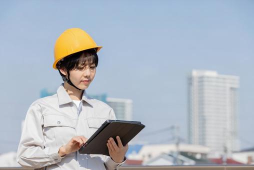 建設現場の作業服の女性 建設現場の作業服の女性 女性,ビジネスウーマン,建設の写真素材