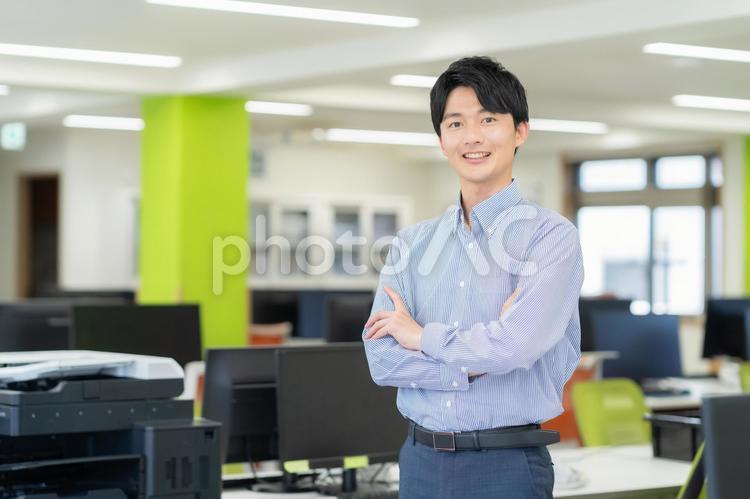 オフィスで働く男性エンジニア ビジネス,エンジニア,新入社員の写真素材