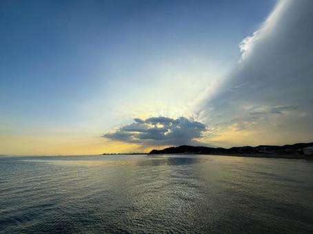夕暮れ時の青い空がオレンジに染まる海景色 夕暮れ時の青い空がオレンジに染まる海景色 海,夕方,夕暮れの写真素材