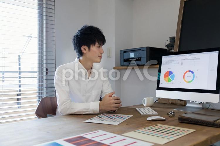 男性　パソコン　個人事業　デザイン　仕事 コワーキングスペース,デザイナー,ビジネスの写真素材