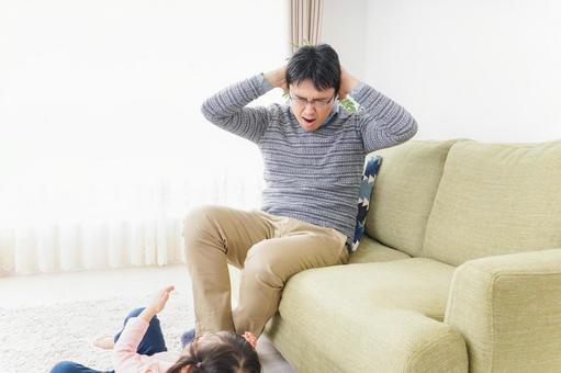 子育てのストレスを感じるお父さん 子育てのストレスを感じるお父さん 遊ぶ,夫,面倒の写真素材