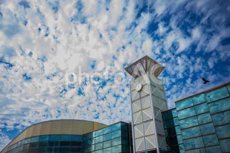 時計台と青空　ガラスの反射 時計台,青空,ガラスの写真素材