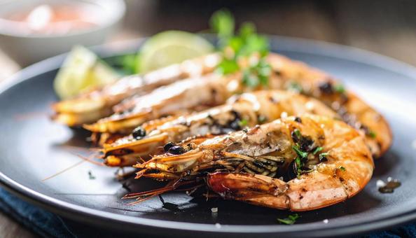 皿に盛られた海老 皿に盛られた海老の写真