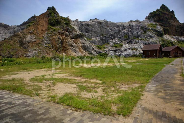 白崎海洋公園の夏空と岩肌 白崎海洋公園,夏,空の写真素材