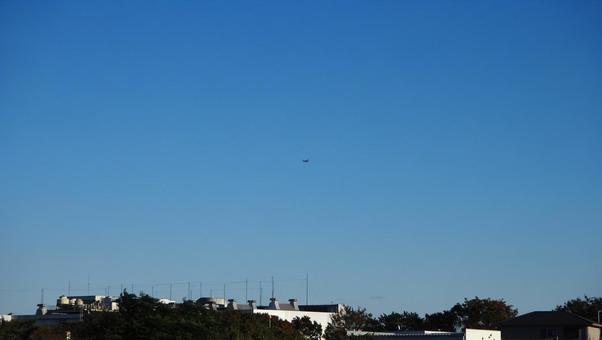 Blue sky, autumn sky, airplane flying over the factory, Sayama city Blue sky, autumn sky, airplane flying over the factory, Sayama city