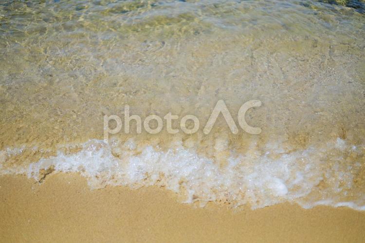 波の水しぶきと砂浜 海,ビーチ,コピースペースの写真素材