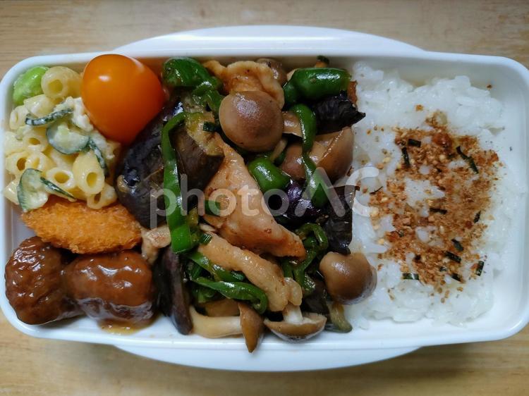 豚薄切りめんつゆラー油炒め弁当！ お弁当,お昼ごはん,お昼の写真素材