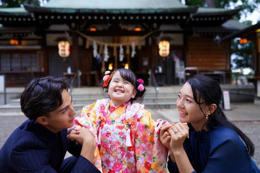 晴れ着姿の娘と笑い合う家族のひととき 晴れ着姿の娘と笑い合う家族のひととき shichigosanjpacの写真素材