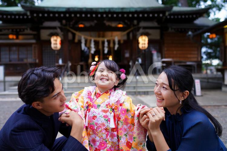 晴れ着姿の娘と笑い合う家族のひととき 七五三,お参り,七五三参りの写真素材