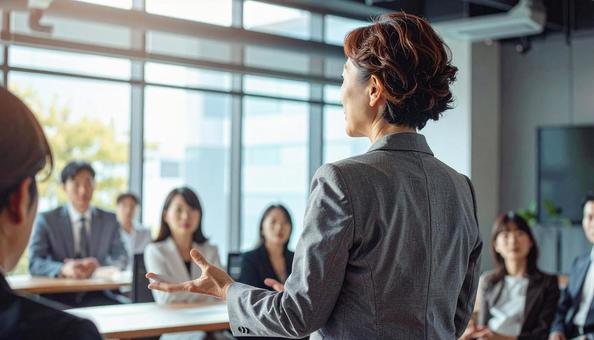 プレゼンテーションをするビジネスマン プレゼンテーションをするビジネスマンの写真